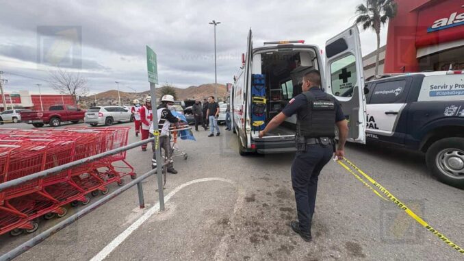 Atacan a balazos a mujer en estacionamiento de un supermercado