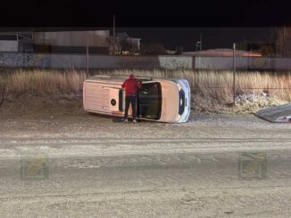 Camioneta vuelca tras salir del camino en la Silvestre Terrazas