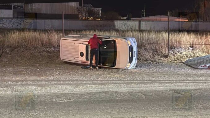 Camioneta vuelca tras salir del camino en la Silvestre Terrazas
