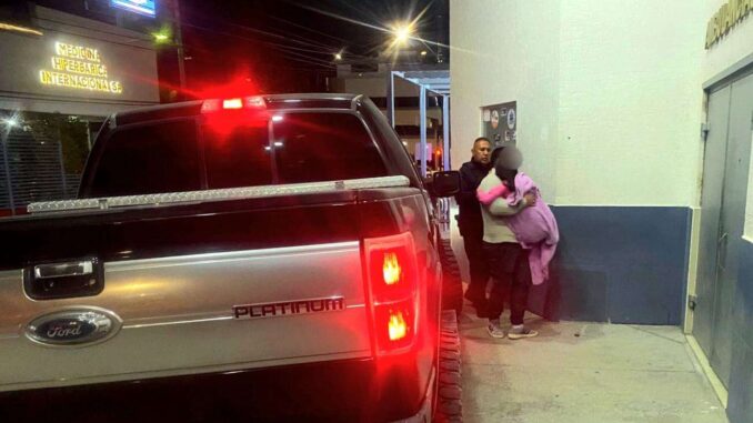 Rescatan a mujer y niña de morir intoxicadas en su vivienda