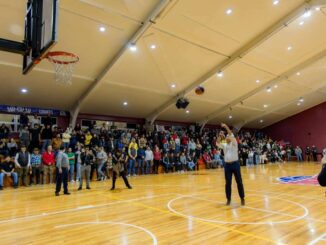 Lanza Marco Bonilla primera bola para inaugurar liga estatal Mexbet 2026 en Parral