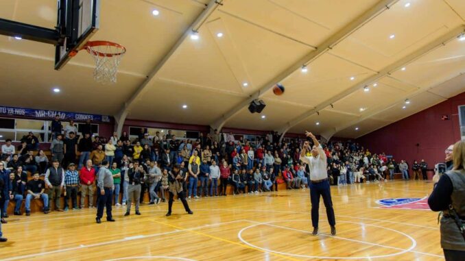 Lanza Marco Bonilla primera bola para inaugurar liga estatal Mexbet 2026 en Parral