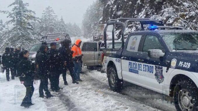 Familia se queda varada por nevada en Guadalupe y Calvo; los rescatan