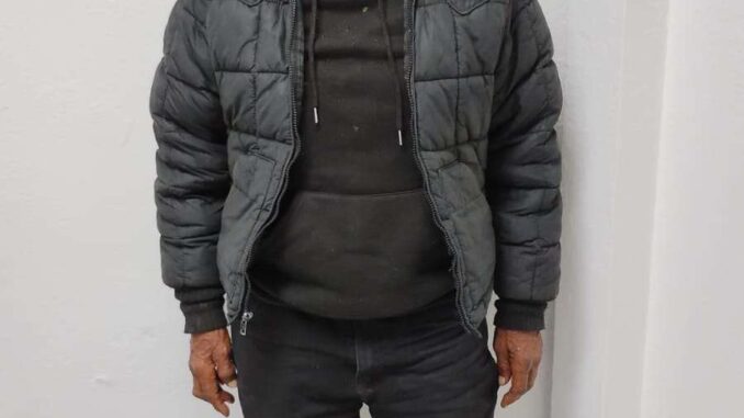 Buscan a familiares de hombre de 72 años localizado desorientado