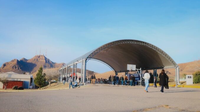 Entrega alcalde Marco Bonilla domo en UTCH Sur gracias al Presupuesto Participativo