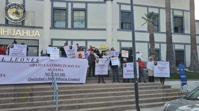 Vecinos de Residencial Los Leones protestan en Fiscalía por presunta impunidad y malos manejos