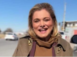 Maru Campos es detenida por un «bache»; exhibe deterioro vial en Ciudad Juárez 