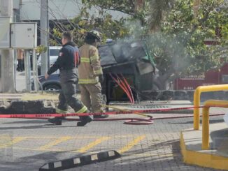 Choque en estacionamiento bancario provoca incendio de generador en avenida Universidad