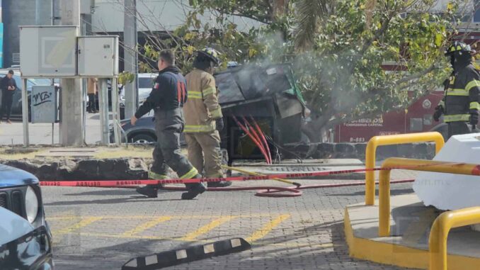 Choque en estacionamiento bancario provoca incendio de generador en avenida Universidad