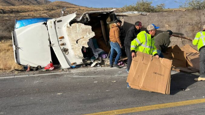 Choque frontal entre tráileres paraliza la carretera libre a Juárez