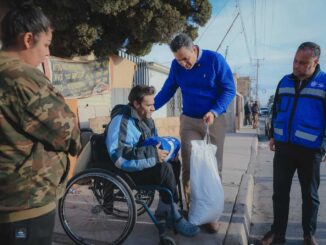Entrega Marco Bonilla cobijas y despensas a familias de la colonia Tarahumara