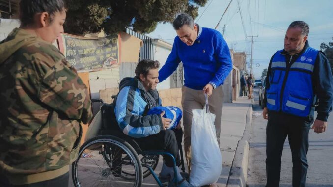 Entrega Marco Bonilla cobijas y despensas a familias de la colonia Tarahumara