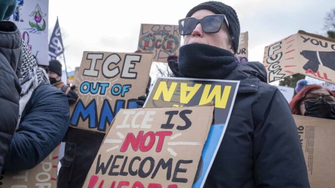 Juez cancela comparecencia de director de ICE para explicar incumplimientos judiciales