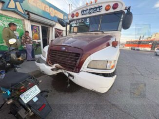 Agresión a conductor de camión maquilero provoca choque en la colonia Valle de la Madrid
