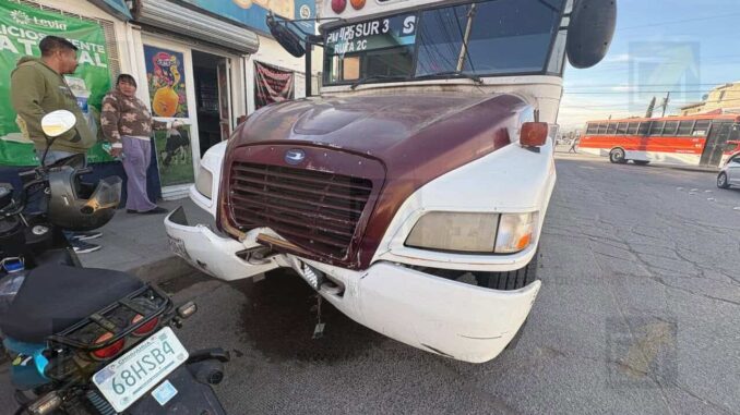 Agresión a conductor de camión maquilero provoca choque en la colonia Valle de la Madrid