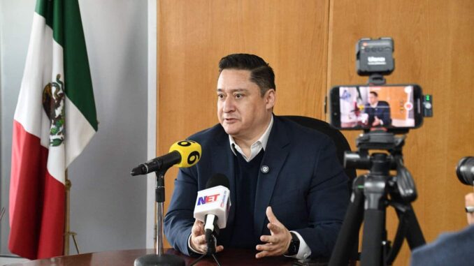 Que se quite el traje y se ponga a tapar baches”, dice Alfredo Chávez al alcalde de Ciudad Juárez