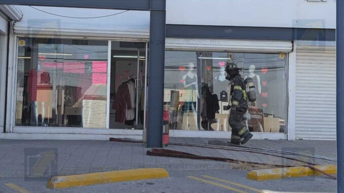 Se registra  flamazo en local de ropa sobre la avenida Mirador