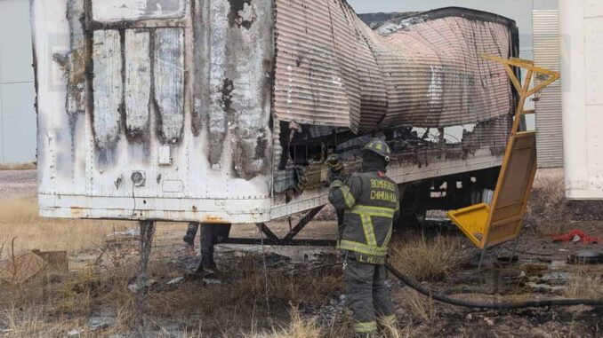 Incendio consume cajas de tráiler en parque logístico de Nombre de Dios 