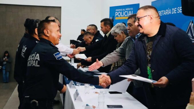 Reconocen a policías destacados por años de servicio