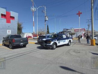 Atacan a balazos a conductor; logró escapar  y llegar a Cruz Roja