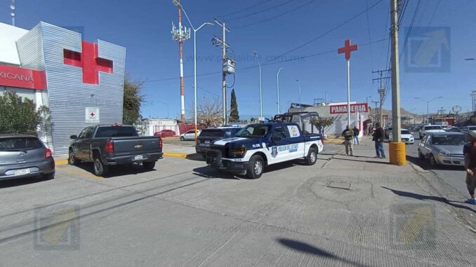 Atacan a balazos a conductor; logró escapar  y llegar a Cruz Roja