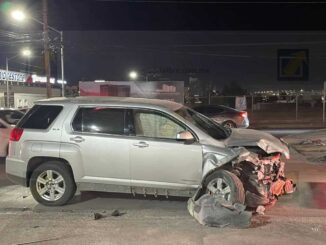 Camioneta se estrella contra poste tras perder el control en San Felipe