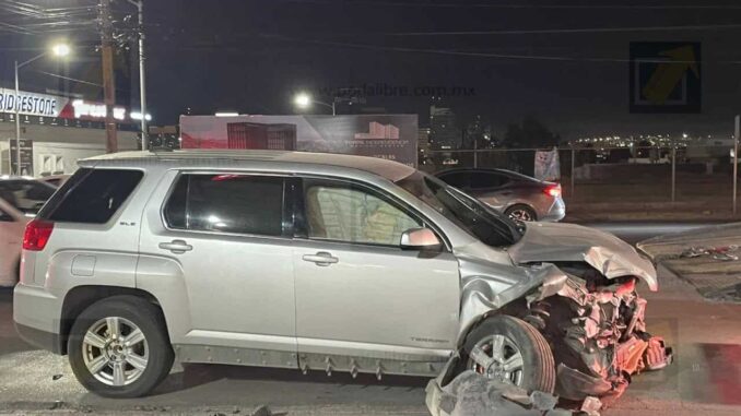 Camioneta se estrella contra poste tras perder el control en San Felipe