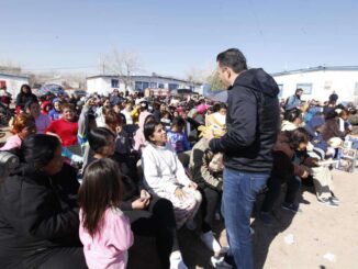 Festeja Marco Bonilla con familias de Anapra el Día de la Candelaria