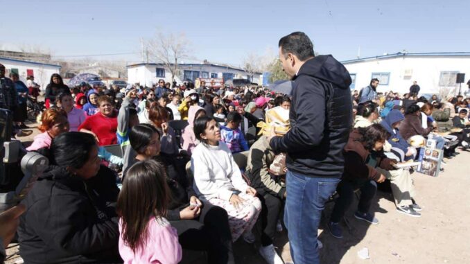 Festeja Marco Bonilla con familias de Anapra el Día de la Candelaria