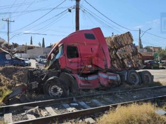Tráiler averiado sobre las vías es impactado por tren en cruce de la colonia Popular