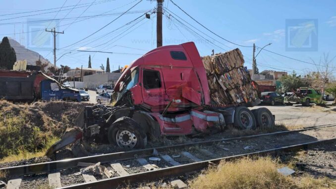 Tráiler averiado sobre las vías es impactado por tren en cruce de la colonia Popular