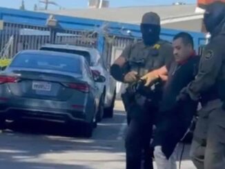 Agentes migratorios irrumpen en una iglesia de Los Ángeles y corretean a feligrés