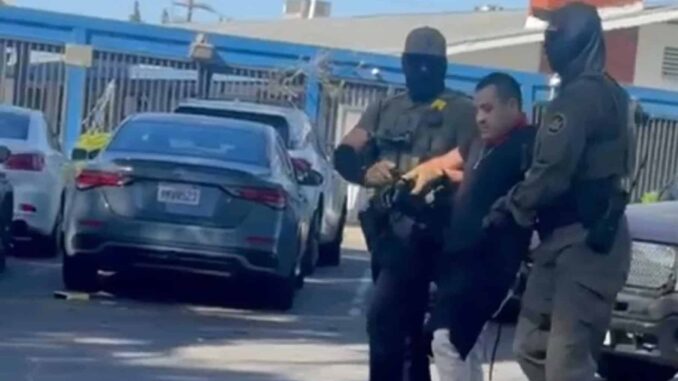 Agentes migratorios irrumpen en una iglesia de Los Ángeles y corretean a feligrés