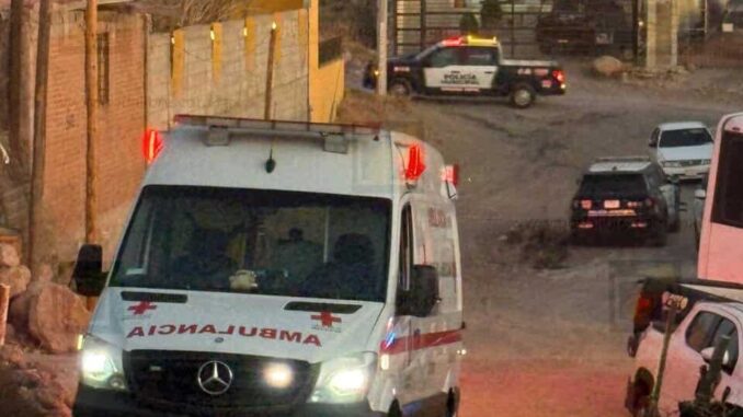 Mujer queda grave tras caer en el fuego; quemaba desechos en un cerro