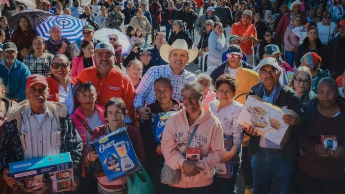 Cumple Marco Bonilla compromiso con familias de Guerrero y comparte tamales por el Día de la Candelaria