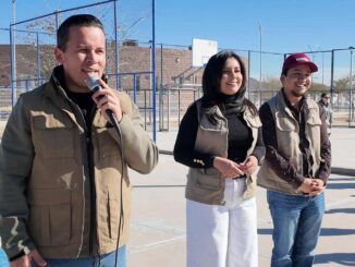 Entregan cobijas en la colonia Punta Oriente como apoyo por temporada invernal