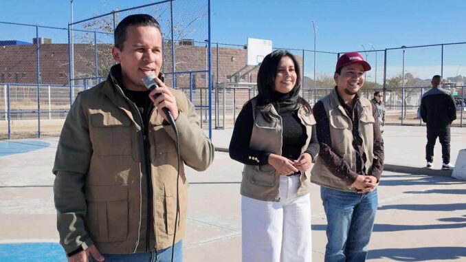 Entregan cobijas en la colonia Punta Oriente como apoyo por temporada invernal