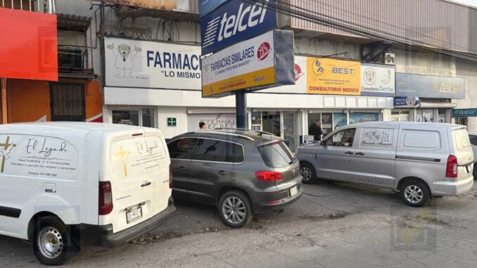 Abuelito fallece en consultorio de farmacia de Los Pinos 