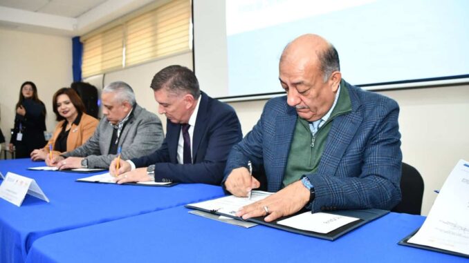 Firma Escuela Normal Superior convenio de colaboración con las secciones 8 y 42 del SNTE