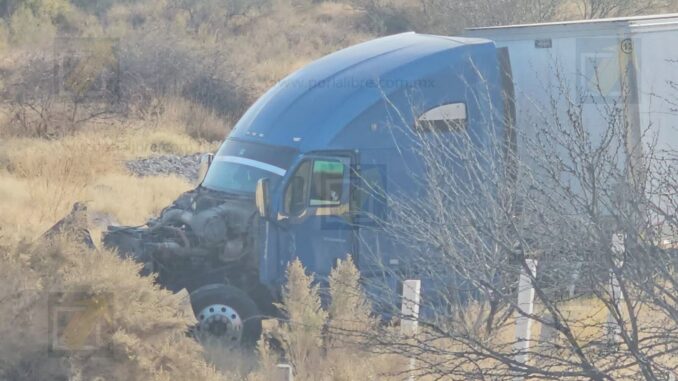 Tráiler se sale del camino y queda destrozado en curva de la carretera Delicias–Chihuahua
