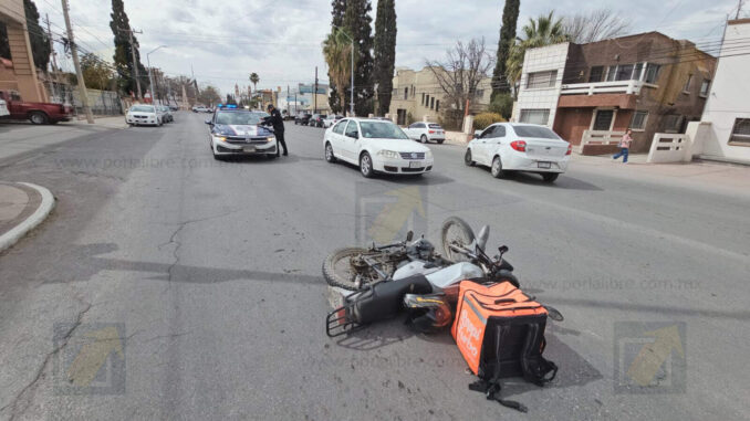 Repartidor de comida rápida resulta lesionado tras choque 