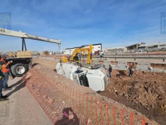 Vuelca pipa de agua dentro de obra del puente de Los Nogales y De las Industrias