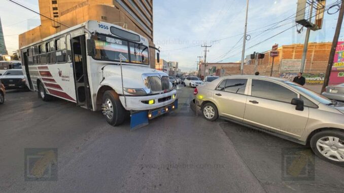 Choque por alcance genera caos vial en cruce de Niños Héroes y Camargo