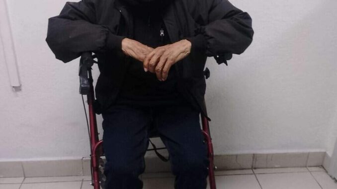 Buscan a familiares de hombre de 90 años extaviado