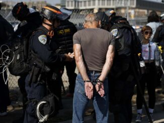 Juez de EE.UU. prohíbe a ICE utilizar datos tributarios para localizar migrantes