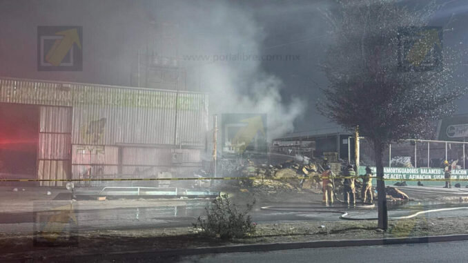 Incendio en empresa recicladora provoca cierre vial en avenida Heroico Colegio