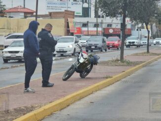 Derrape de motocicleta deja a un tripulante lesionado en avenida Universidad
