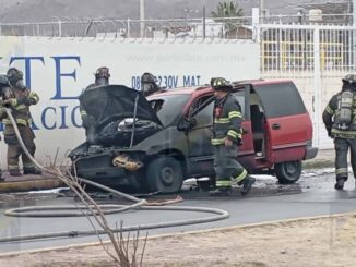 Camioneta se incendia por falla mecánica en Quintas Carolinas