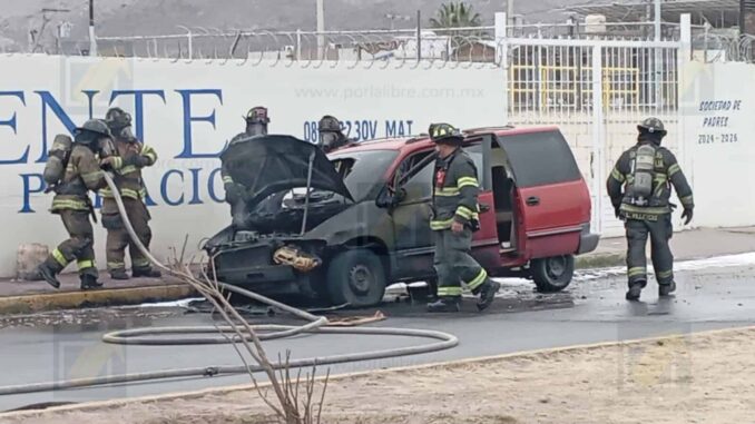 Camioneta se incendia por falla mecánica en Quintas Carolinas