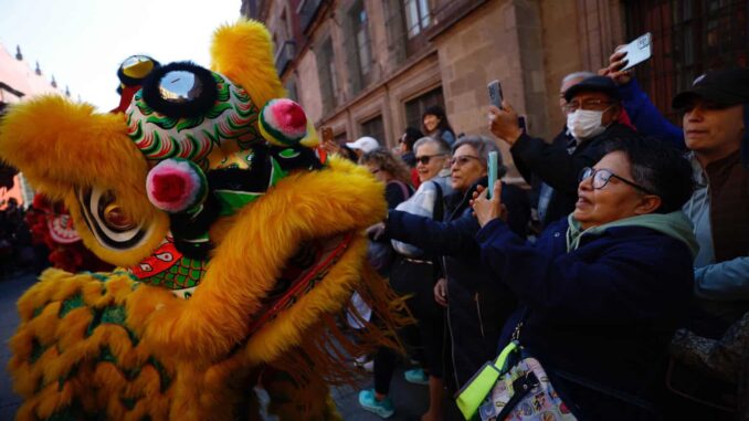 Dragones y leones dan la bienvenida al Año Nuevo chino en CDMX